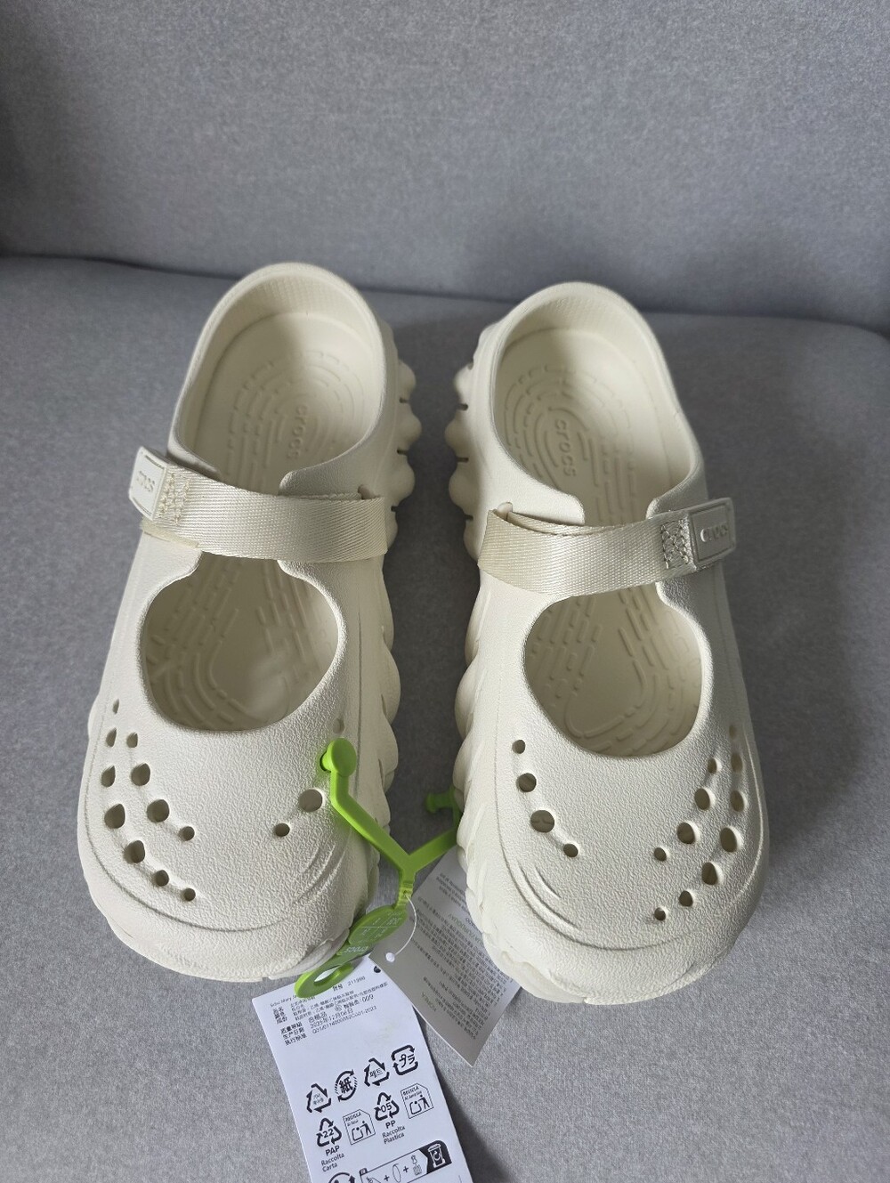 Womens Size 8 Echo Mary Jane Crocs (Cream) Brand New With Tags - Picture 3 of 14